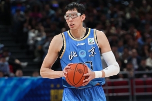 周琦在暂停期间独自一人坐在替补席 经张云松提醒后才走向队友